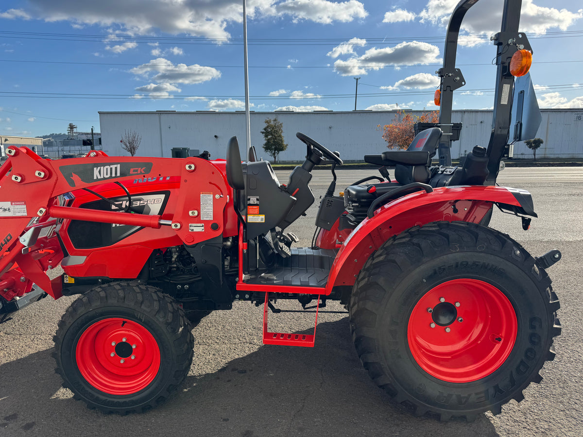 CK 3540SEH Kioti Tractor and KL4040 Loader